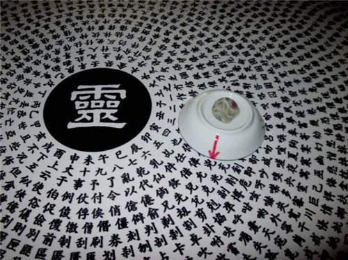碟仙是什么,真的會(huì )死人嗎?說(shuō)幾件真實(shí)的碟仙靈異事件